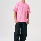 Camiseta oversize unisex en color rosa, confeccionada en 100% algodón orgánico, con impresión digital exclusiva en la parte delantera. Moda streetwear sostenible