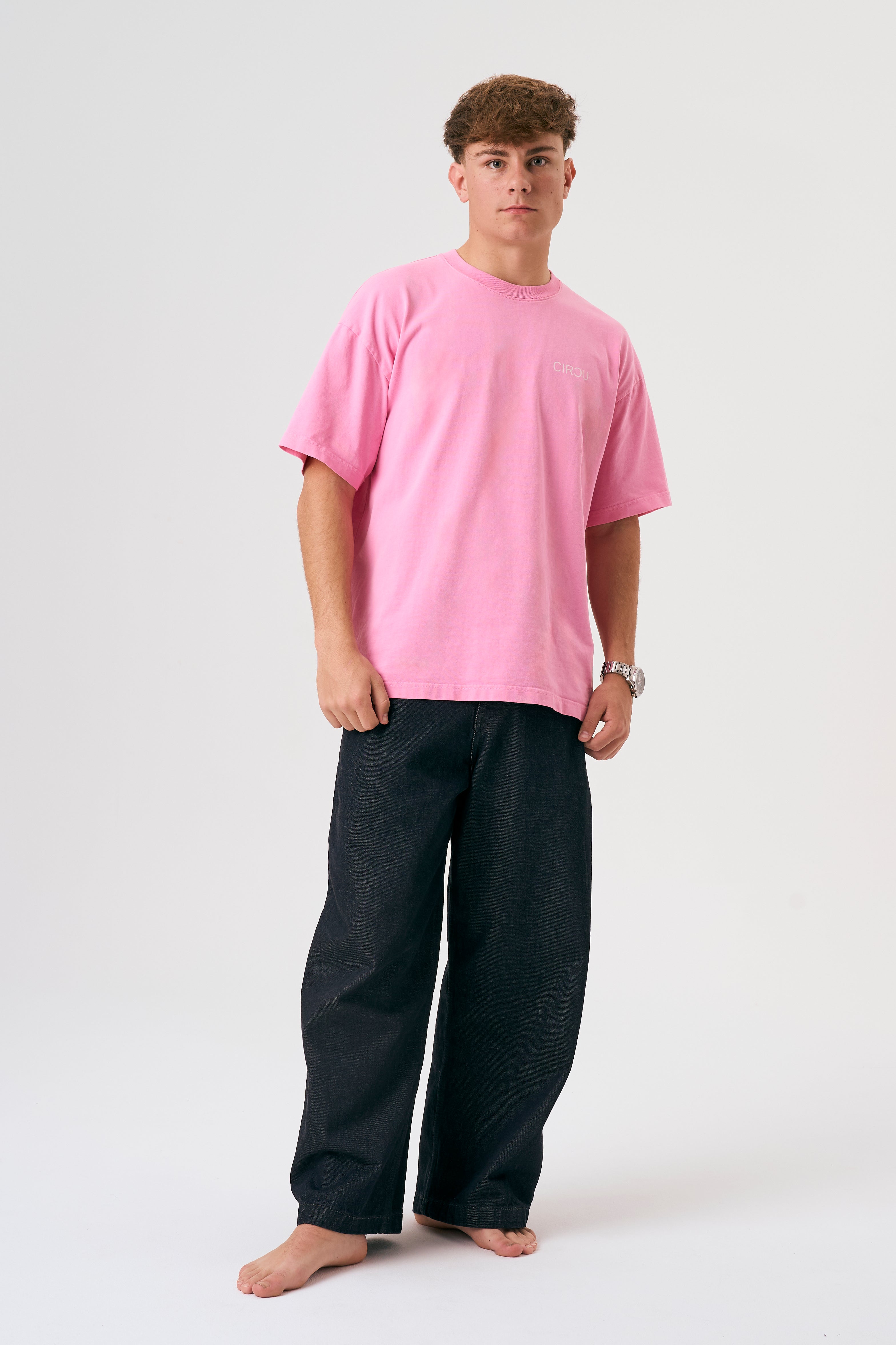 Camiseta oversize unisex en color rosa, confeccionada en 100% algodón orgánico, con impresión digital exclusiva en la parte delantera. Moda streetwear sostenible