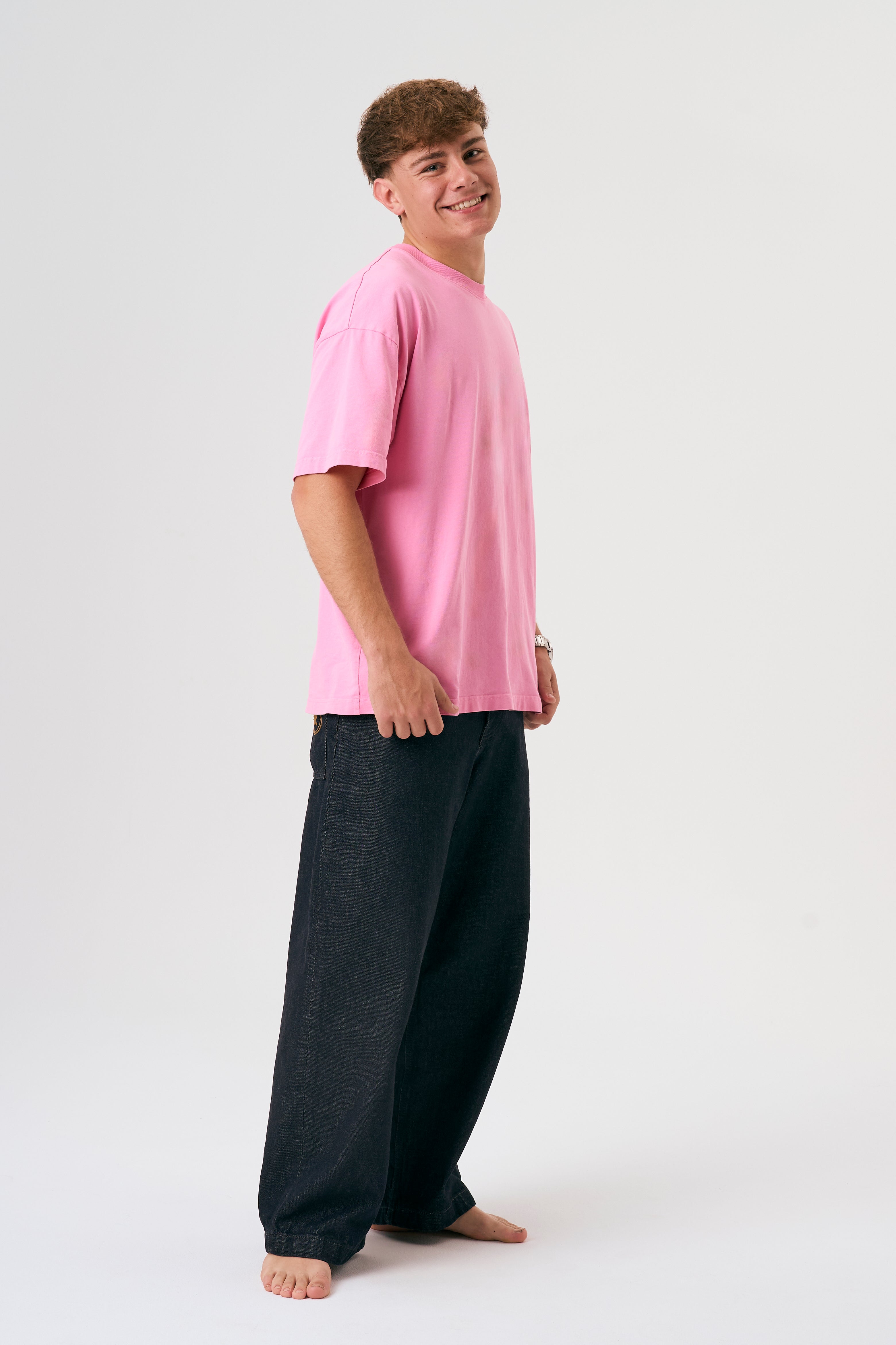Camiseta oversize unisex en color rosa, confeccionada en 100% algodón orgánico, con impresión digital exclusiva en la parte delantera. Moda streetwear sostenible