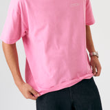 Camiseta oversize unisex en color rosa, confeccionada en 100% algodón orgánico, con impresión digital exclusiva en la parte delantera. Moda streetwear sostenible