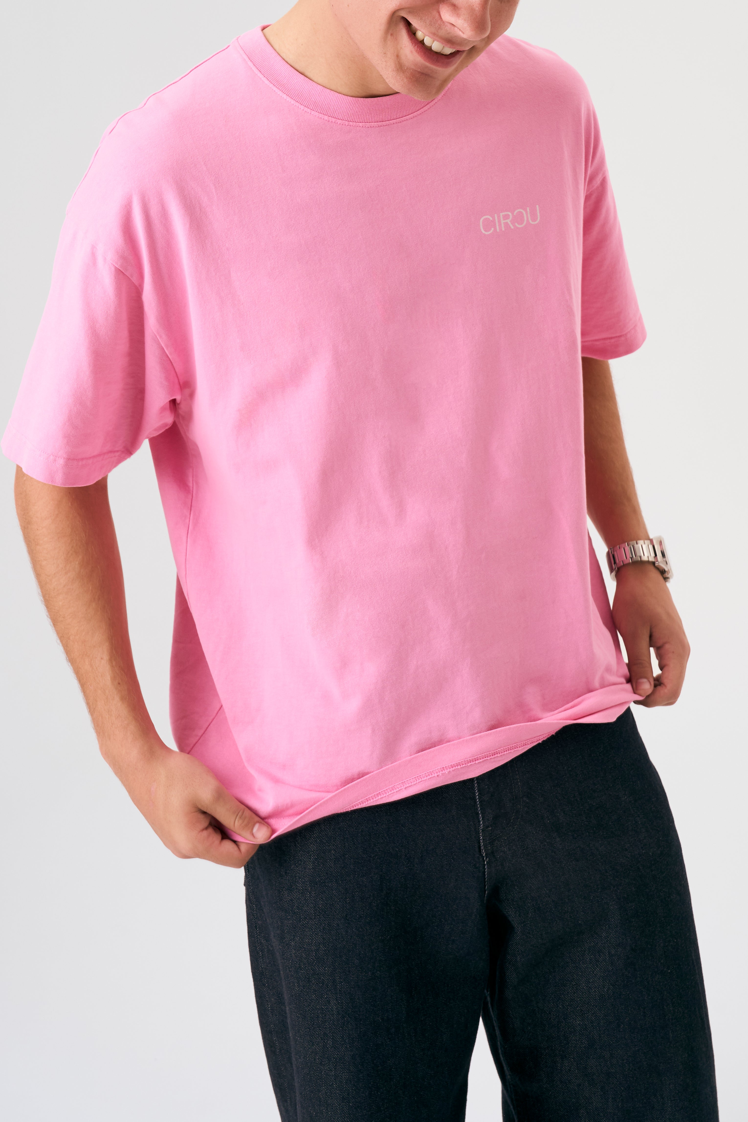 Camiseta oversize unisex en color rosa, confeccionada en 100% algodón orgánico, con impresión digital exclusiva en la parte delantera. Moda streetwear sostenible