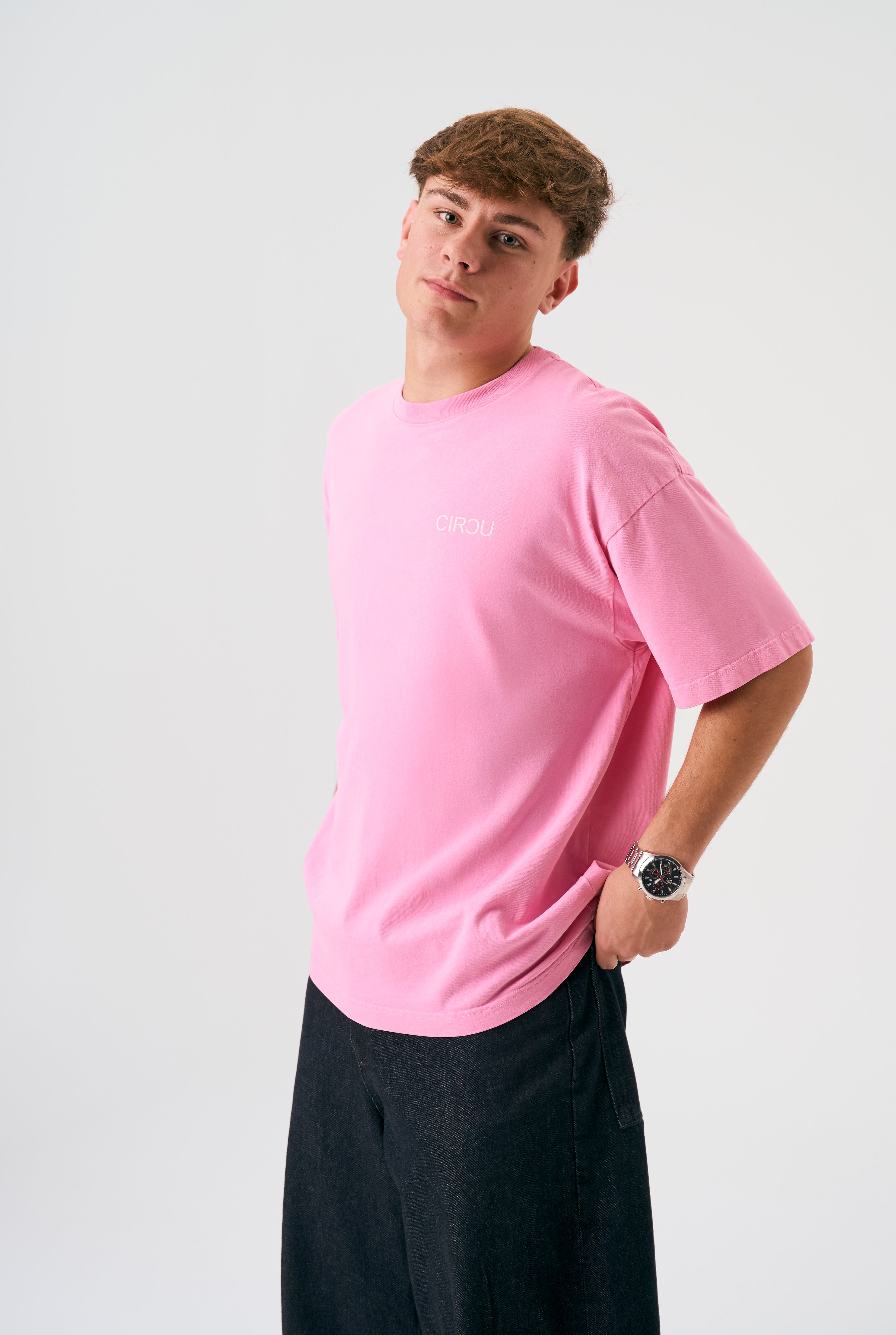 Camiseta oversize unisex en color rosa, confeccionada en 100% algodón orgánico, con impresión digital exclusiva en la parte delantera. Moda streetwear sostenible