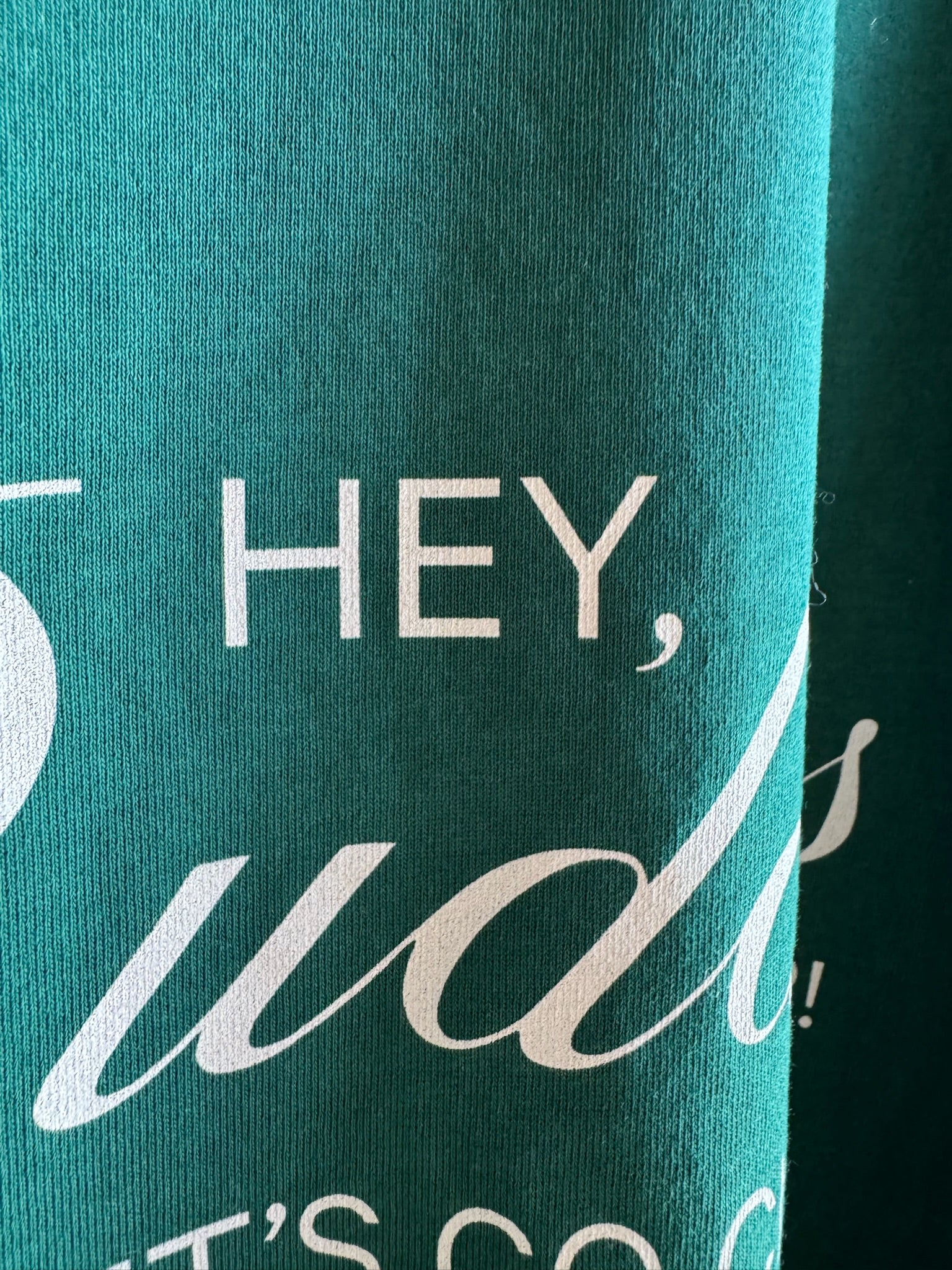Camiseta oversize unisex en color verde, confeccionada en 100% algodón orgánico, con impresión digital exclusiva en la parte delantera. Moda streetwear sostenible