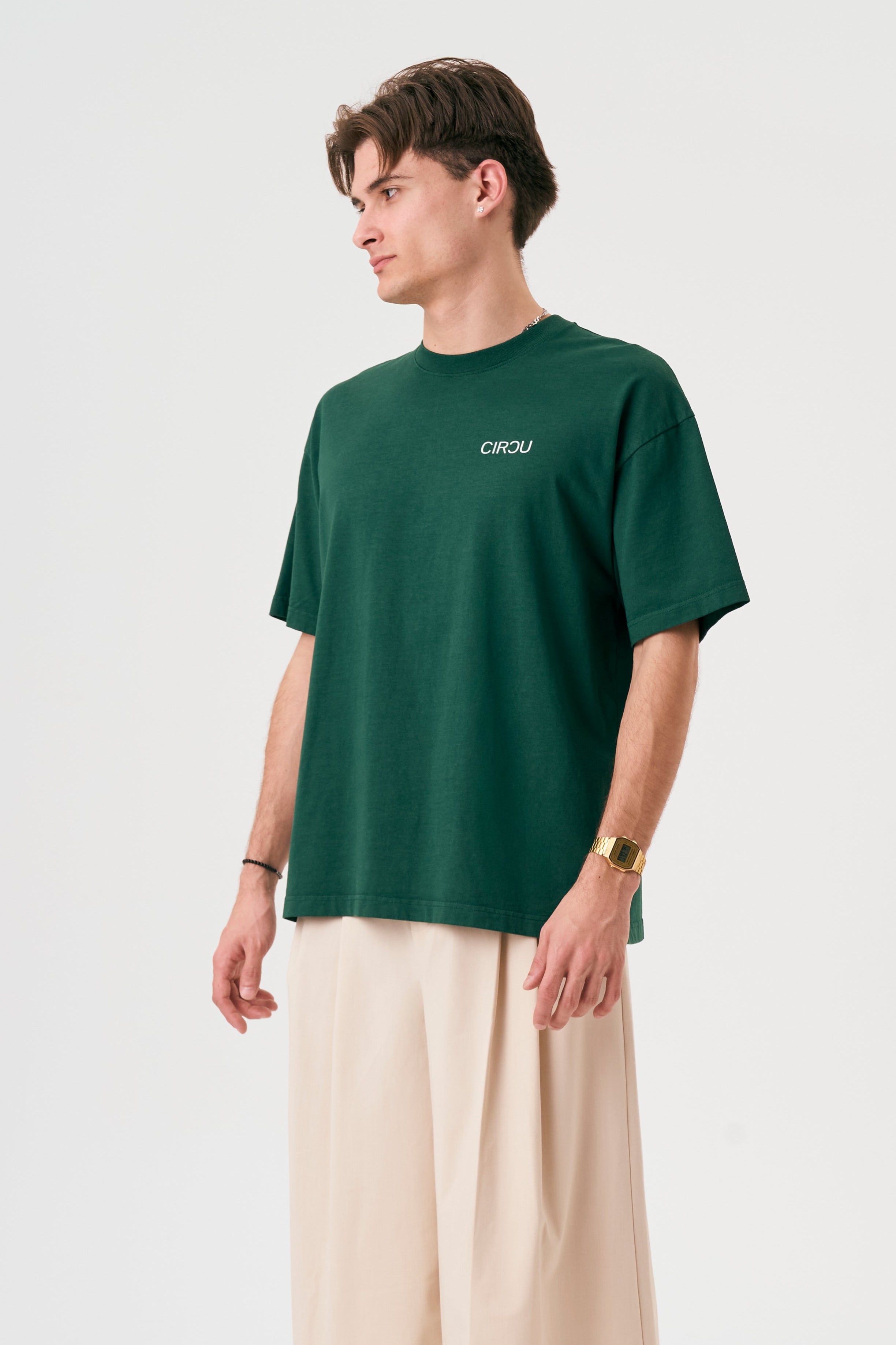 Camiseta oversize unisex en color verde, confeccionada en 100% algodón orgánico, con impresión digital exclusiva en la parte delantera. Moda streetwear sostenible.