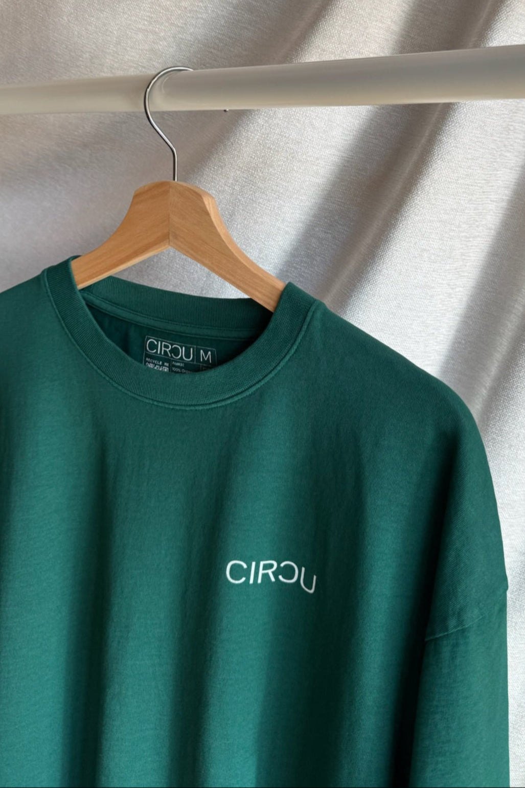 Camiseta oversize unisex en color verde, confeccionada en 100% algodón orgánico, con impresión digital exclusiva en la parte delantera. Moda streetwear sostenible