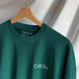 Camiseta oversize unisex en color verde, confeccionada en 100% algodón orgánico, con impresión digital exclusiva en la parte delantera. Moda streetwear sostenible