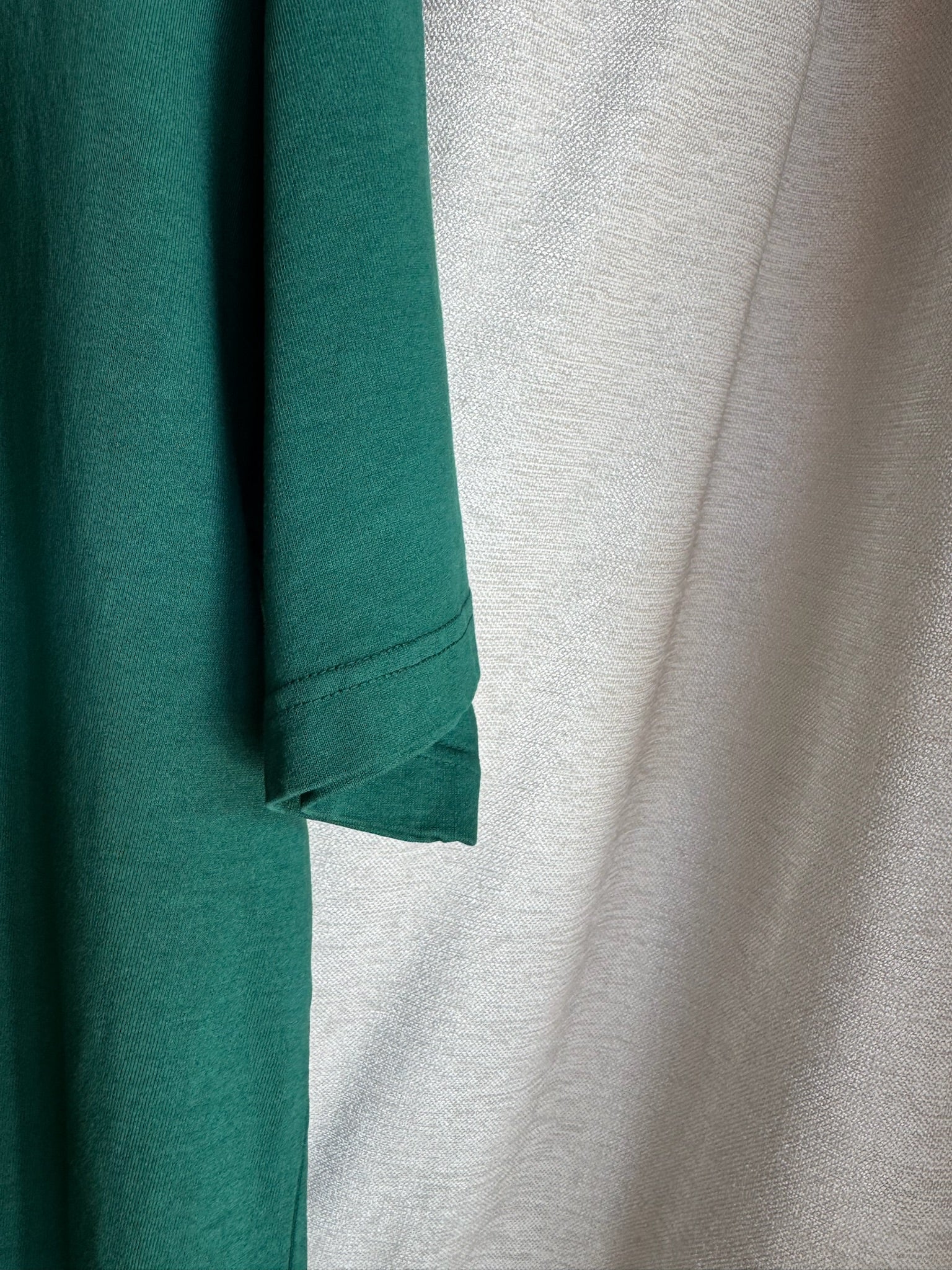 Camiseta oversize unisex en color verde, confeccionada en 100% algodón orgánico, con impresión digital exclusiva en la parte delantera. Moda streetwear sostenible