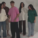 Camiseta oversize unisex en color verde, confeccionada en 100% algodón orgánico, con impresión digital exclusiva en la parte delantera. Moda streetwear sostenible