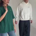 Camiseta oversize unisex en color verde, confeccionada en 100% algodón orgánico, con impresión digital exclusiva en la parte delantera. Moda streetwear sostenible