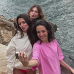 Camiseta oversize unisex en color rosa, confeccionada en 100% algodón orgánico, con impresión digital exclusiva en la parte delantera. Moda streetwear sostenible