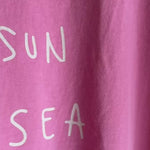 Camiseta oversize unisex en color rosa, confeccionada en 100% algodón orgánico, con impresión digital exclusiva en la parte delantera. Moda streetwear sostenible