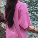 Camiseta oversize unisex en color rosa, confeccionada en 100% algodón orgánico, con impresión digital exclusiva en la parte delantera. Moda streetwear sostenible