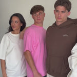 Camiseta oversize unisex en color rosa, confeccionada en 100% algodón orgánico, con impresión digital exclusiva en la parte delantera. Moda streetwear sostenible