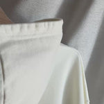 Sudadera oversize unisex con capucha en color blanco beige, confeccionada en algodón orgánico 100% con acabado French Terry. Su diseño exclusivo, con impresión digital en la parte delantera y trasera, combina comodidad, estilo y sostenibilidad. Una hoodie streetwear perfecta para un look casual y versátil.