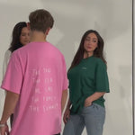 Camiseta oversize unisex en color rosa, confeccionada en 100% algodón orgánico, con impresión digital exclusiva en la parte delantera. Moda streetwear sostenible