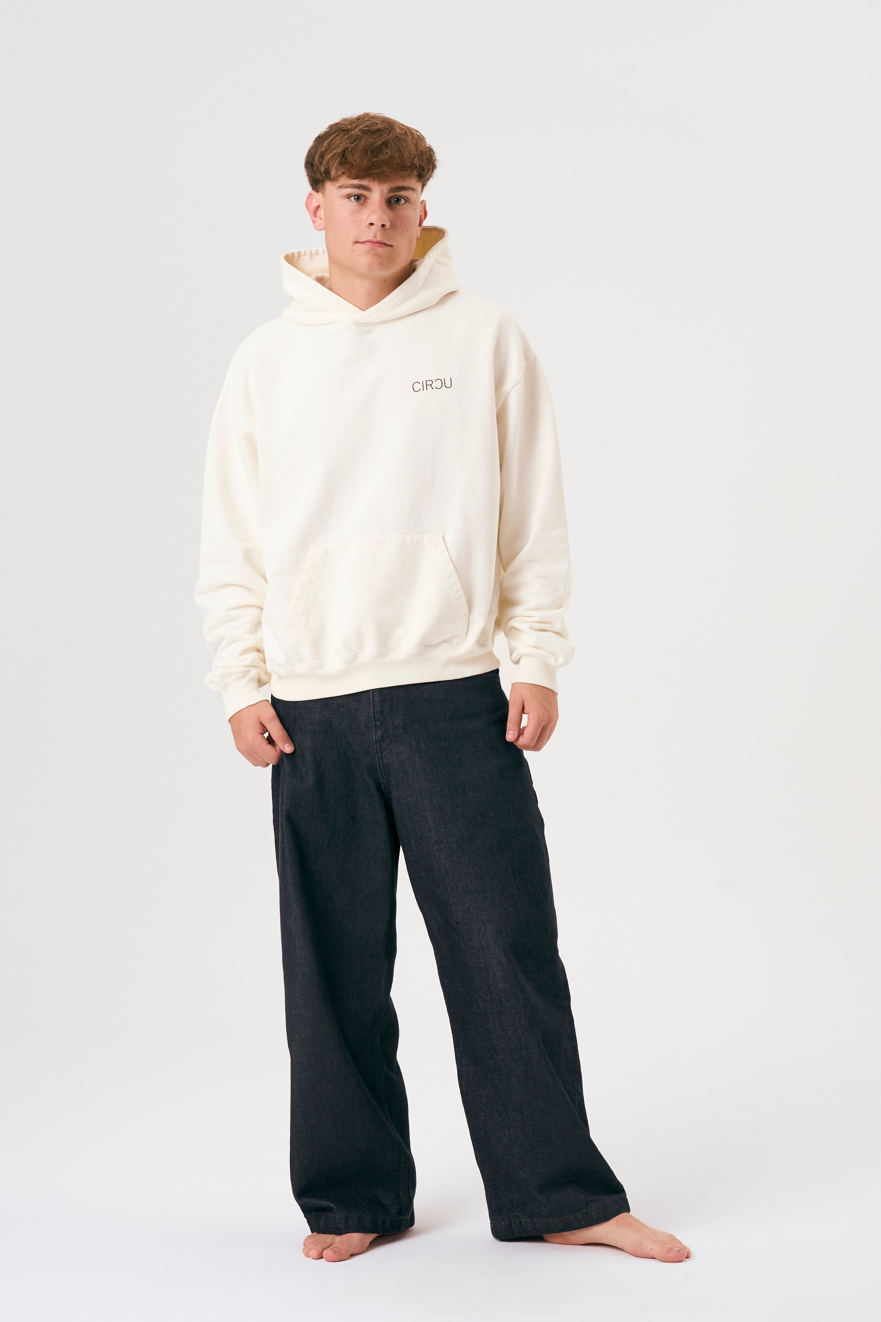 Sudadera oversize unisex con capucha en color blanco beige, confeccionada en algodón orgánico 100% con acabado French Terry. Su diseño exclusivo, con impresión digital en la parte delantera y trasera, combina comodidad, estilo y sostenibilidad. Una hoodie streetwear perfecta para un look casual y versátil.