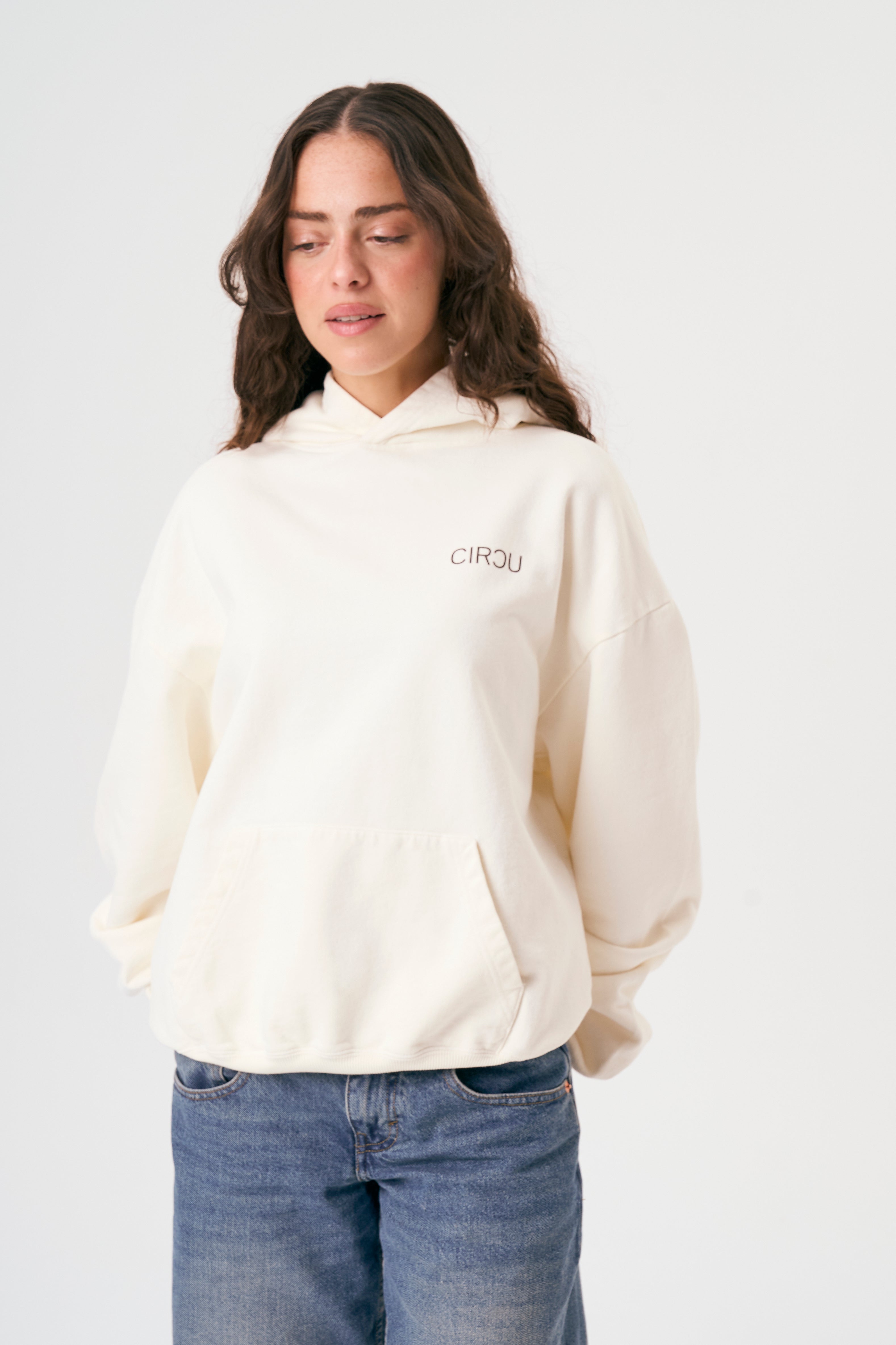 Sudadera oversize unisex con capucha en color blanco beige, confeccionada en algodón orgánico 100% con acabado French Terry. Su diseño exclusivo, con impresión digital en la parte delantera y trasera, combina comodidad, estilo y sostenibilidad. Una hoodie streetwear perfecta para un look casual y versátil.