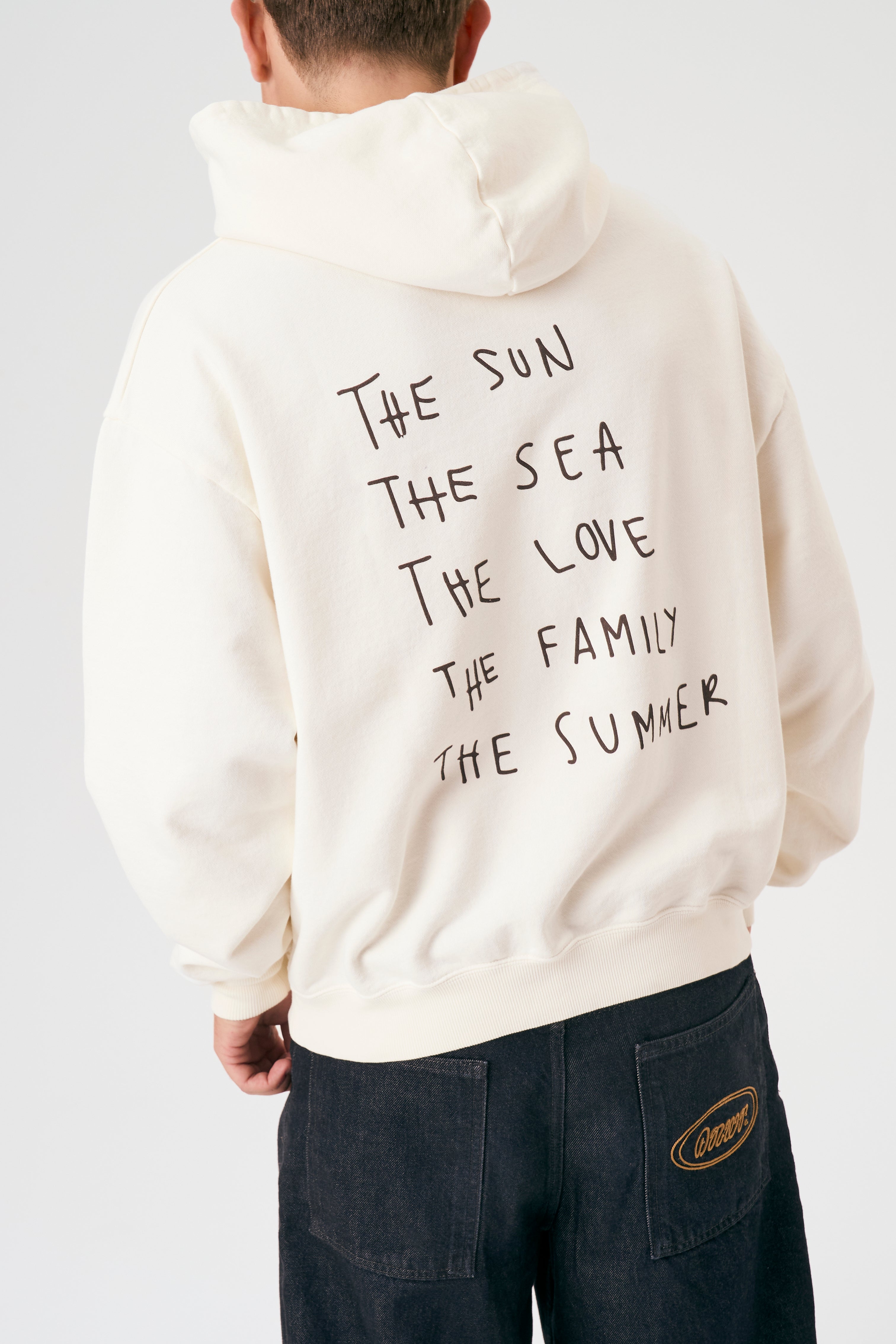 Sudadera oversize unisex con capucha en color blanco beige, confeccionada en algodón orgánico 100% con acabado French Terry. Su diseño exclusivo, con impresión digital en la parte delantera y trasera, combina comodidad, estilo y sostenibilidad. Una hoodie streetwear perfecta para un look casual y versátil.