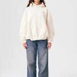 Sudadera oversize unisex con capucha en color blanco beige, confeccionada en algodón orgánico 100% con acabado French Terry. Su diseño exclusivo, con impresión digital en la parte delantera y trasera, combina comodidad, estilo y sostenibilidad. Una hoodie streetwear perfecta para un look casual y versátil.