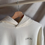 Sudadera oversize unisex con capucha en color blanco beige, confeccionada en algodón orgánico 100% con acabado French Terry. Su diseño exclusivo, con impresión digital en la parte delantera y trasera, combina comodidad, estilo y sostenibilidad. Una hoodie streetwear perfecta para un look casual y versátil.