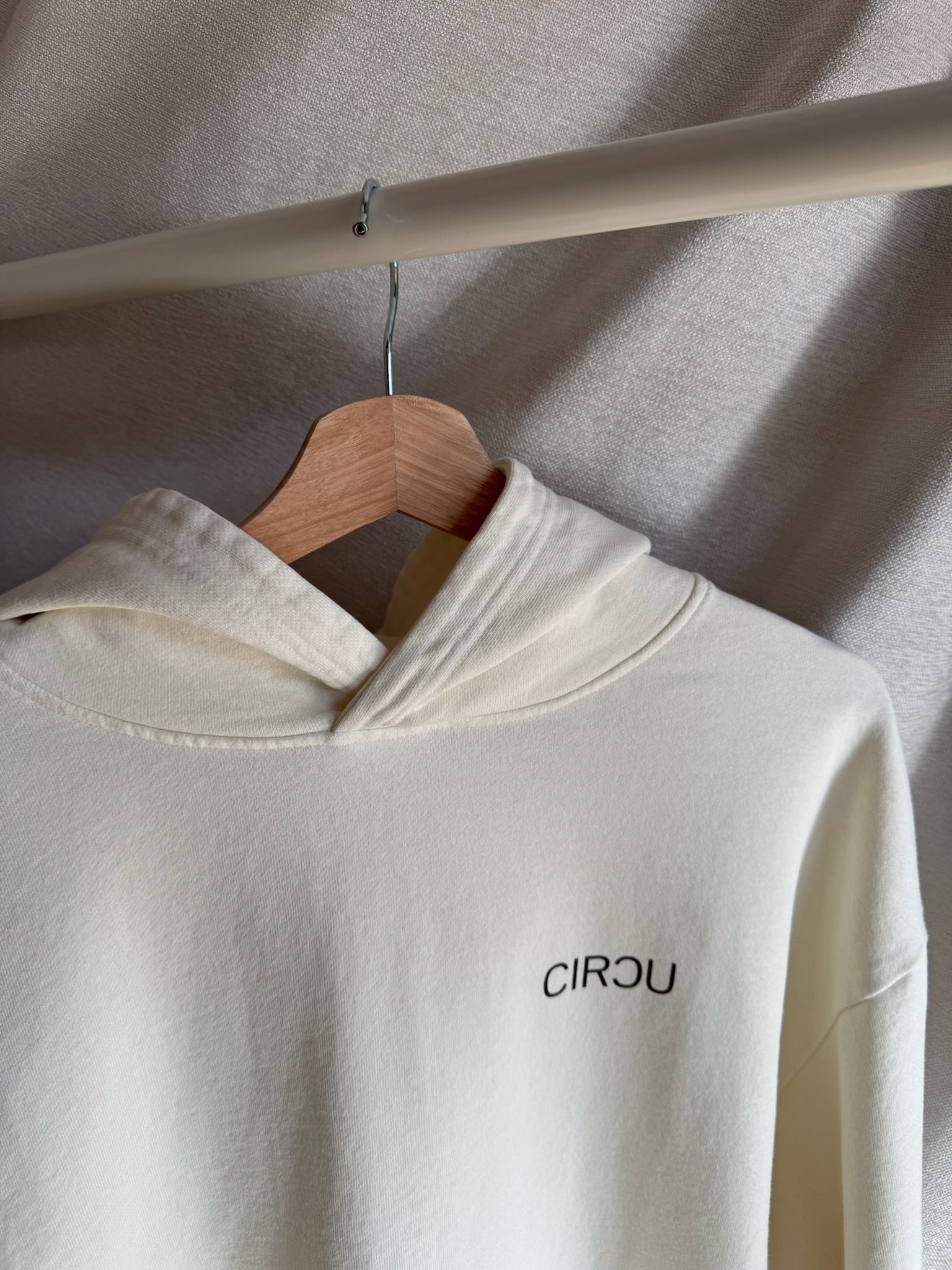 Sudadera oversize unisex con capucha en color blanco beige, confeccionada en algodón orgánico 100% con acabado French Terry. Su diseño exclusivo, con impresión digital en la parte delantera y trasera, combina comodidad, estilo y sostenibilidad. Una hoodie streetwear perfecta para un look casual y versátil.