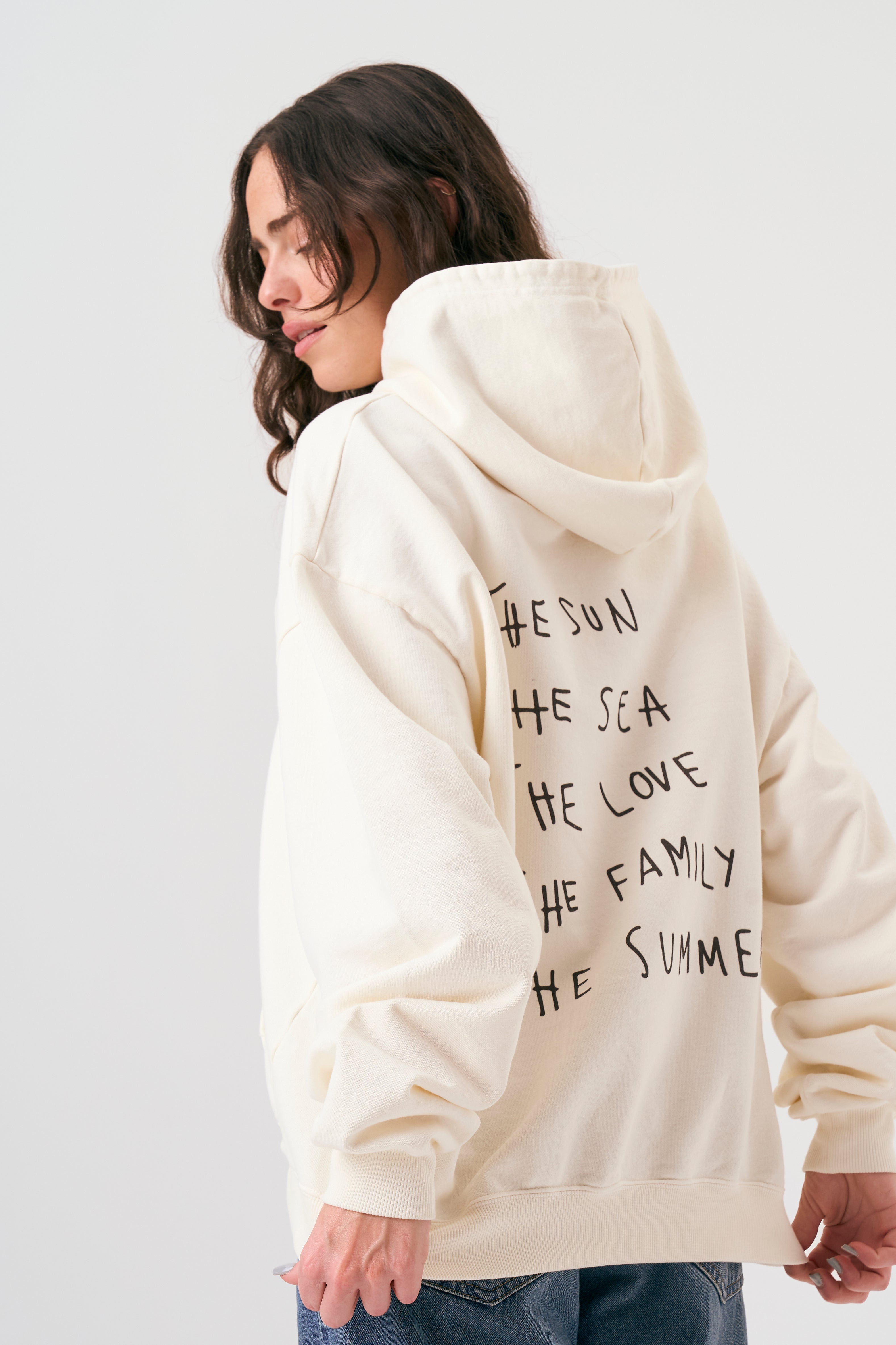 Sudadera oversize unisex con capucha en color blanco beige, confeccionada en algodón orgánico 100% con acabado French Terry. Su diseño exclusivo, con impresión digital en la parte delantera y trasera, combina comodidad, estilo y sostenibilidad. Una hoodie streetwear perfecta para un look casual y versátil.
