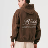 Sudadera oversize unisex con capucha en color marrón, confeccionada en algodón orgánico 100% con acabado French Terry. Su diseño exclusivo, con impresión digital en la parte delantera y trasera, combina comodidad, estilo y sostenibilidad. Una hoodie streetwear perfecta para un look casual y versátil.