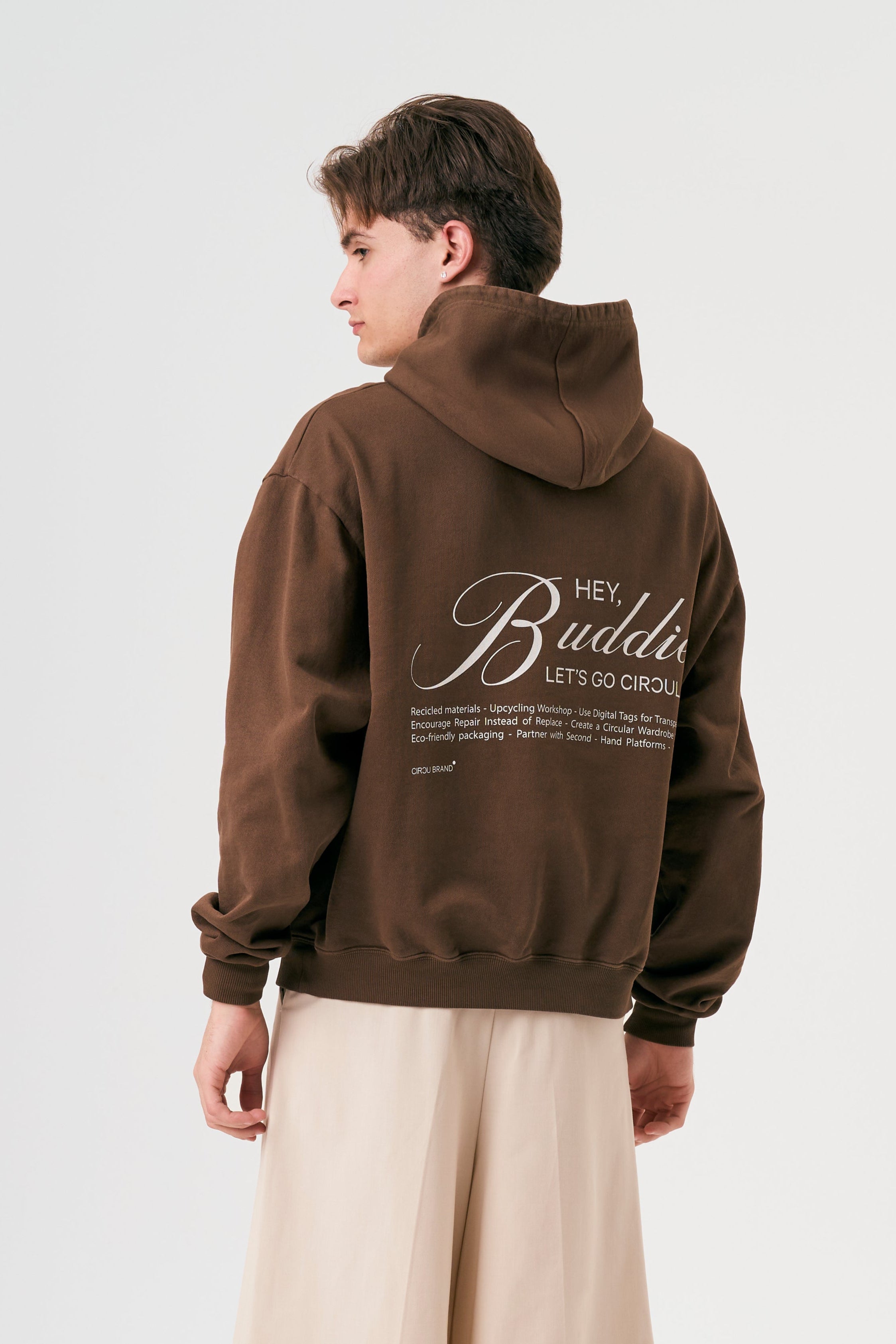 Sudadera oversize unisex con capucha en color marrón, confeccionada en algodón orgánico 100% con acabado French Terry. Su diseño exclusivo, con impresión digital en la parte delantera y trasera, combina comodidad, estilo y sostenibilidad. Una hoodie streetwear perfecta para un look casual y versátil.