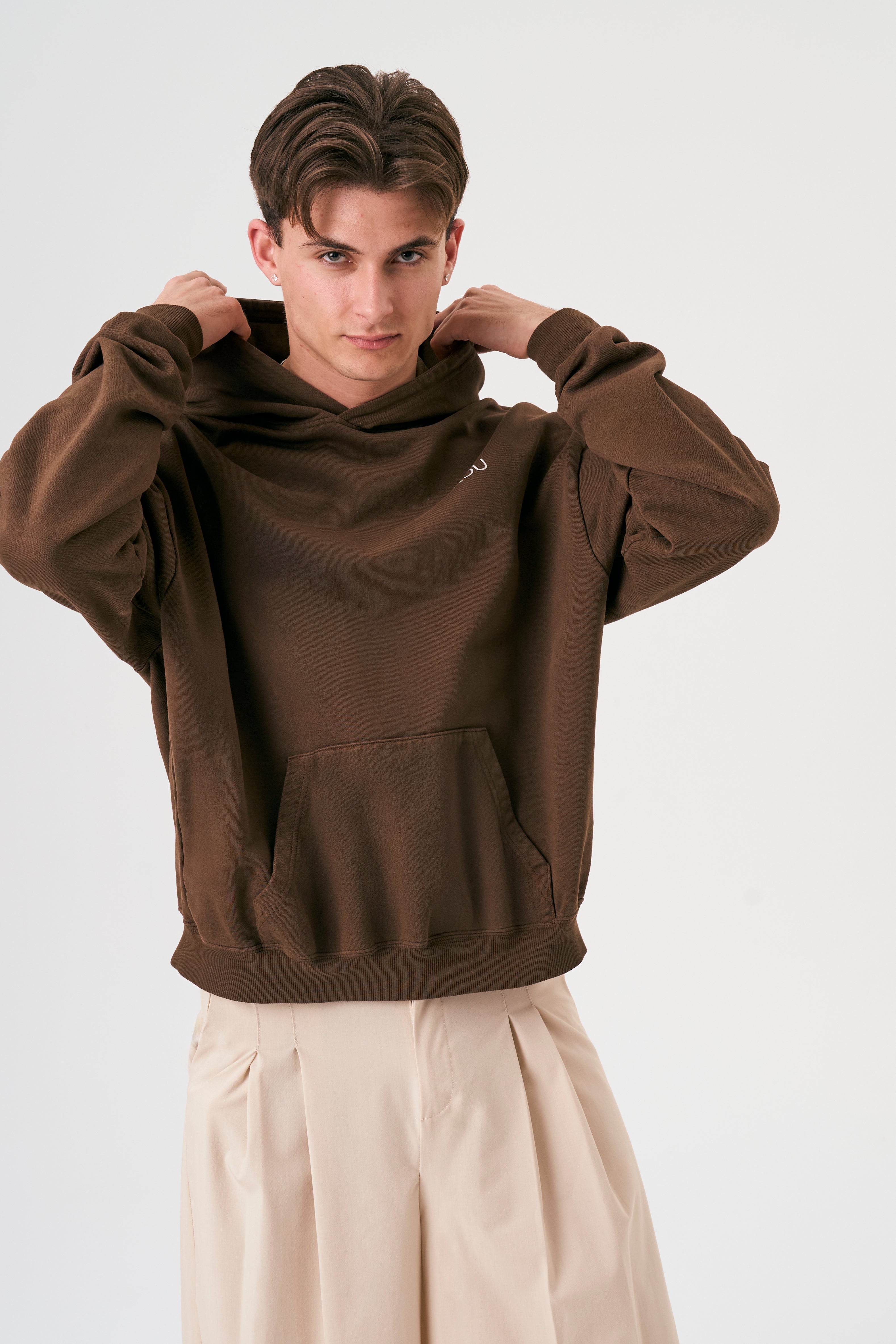 Sudadera oversize unisex con capucha en color marrón, confeccionada en algodón orgánico 100% con acabado French Terry. Su diseño exclusivo, con impresión digital en la parte delantera y trasera, combina comodidad, estilo y sostenibilidad. Una hoodie streetwear perfecta para un look casual y versátil.