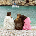 Sudadera oversize unisex con capucha en color marrón, confeccionada en algodón orgánico 100% con acabado French Terry. Su diseño exclusivo, con impresión digital en la parte delantera y trasera, combina comodidad, estilo y sostenibilidad. Una hoodie streetwear perfecta para un look casual y versátil.