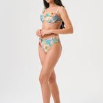 Bikini sostenible Bimba Aloa High de CIRCU. Top balconette con aro y braga alta de efecto estilizador. Tejido ECOWAVE® con estampado floral ZEROWATER, textura piqué y lúrex. Hecho éticamente en España.
