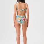 Bikini sostenible Bimba Aloa High de CIRCU. Top balconette con aro y braga alta de efecto estilizador. Tejido ECOWAVE® con estampado floral ZEROWATER, textura piqué y lúrex. Hecho éticamente en España.