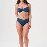 Bikini sostenible Bimba Aqua High de CIRCU. Top balconette con aro y braga alta que estiliza. Tejido ECONYL® en azul marino satinado, elegante y atemporal. Hecho a mano en España de forma ética.