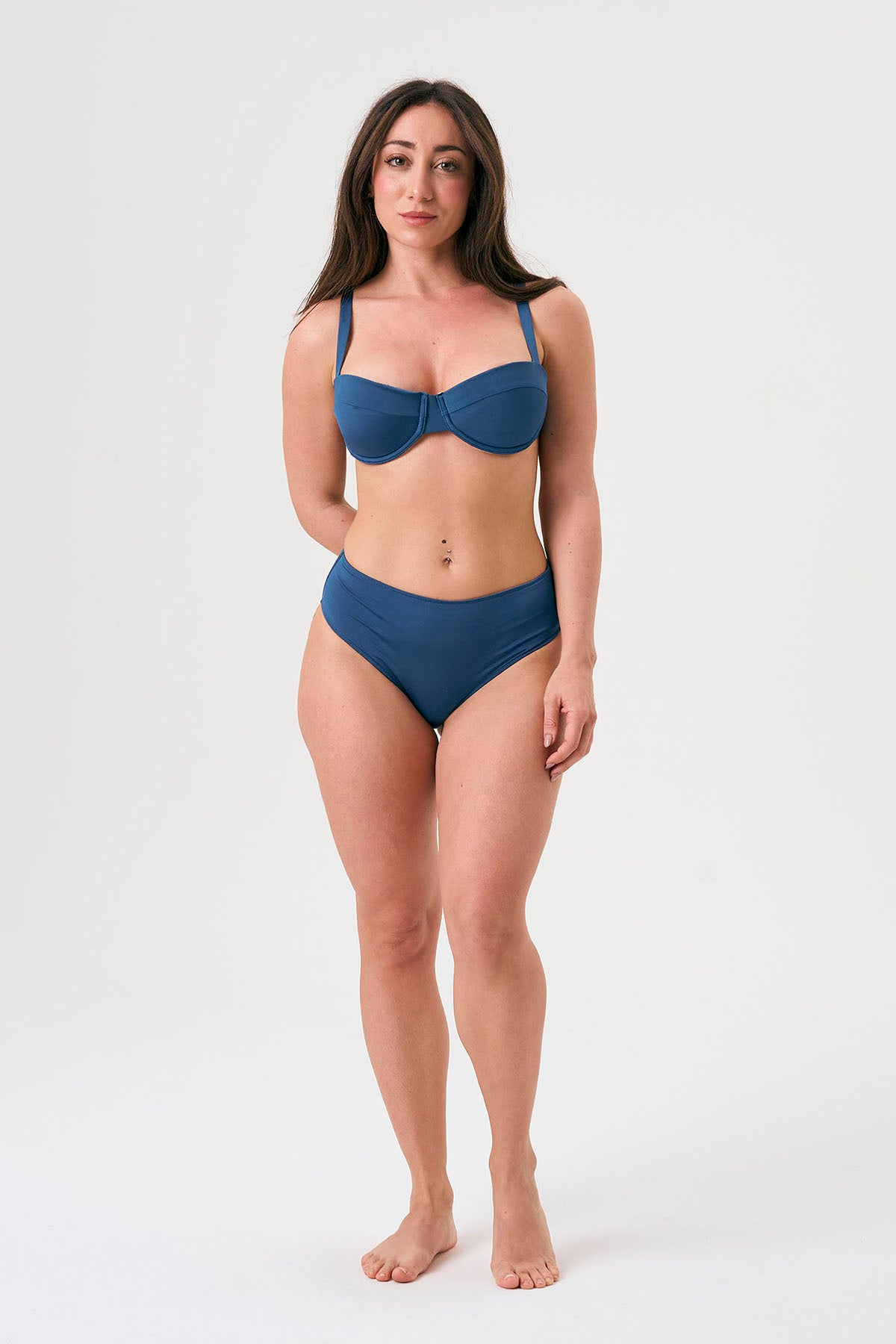 Bikini sostenible Bimba Aqua High de CIRCU. Top balconette con aro y braga alta que estiliza. Tejido ECONYL® en azul marino satinado, elegante y atemporal. Hecho a mano en España de forma ética.