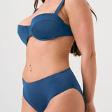 Bikini sostenible Bimba Aqua High de CIRCU. Top balconette con aro y braga alta que estiliza. Tejido ECONYL® en azul marino satinado, elegante y atemporal. Hecho a mano en España de forma ética.