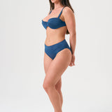 Bikini sostenible Bimba Aqua High de CIRCU. Top balconette con aro y braga alta que estiliza. Tejido ECONYL® en azul marino satinado, elegante y atemporal. Hecho a mano en España de forma ética.