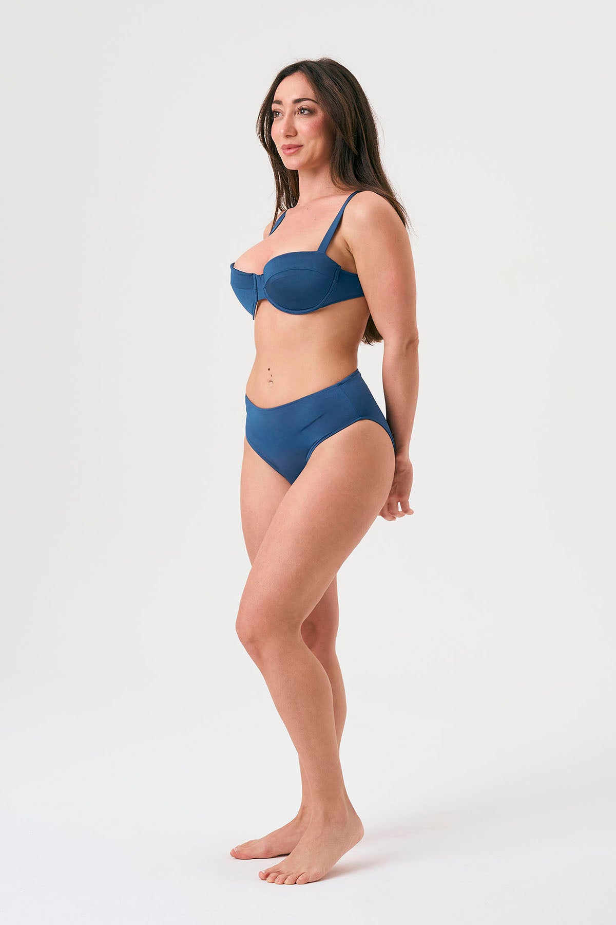 Bikini sostenible Bimba Aqua High de CIRCU. Top balconette con aro y braga alta que estiliza. Tejido ECONYL® en azul marino satinado, elegante y atemporal. Hecho a mano en España de forma ética.