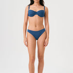 Bikini sostenible Bimba Aqua. Top balconette con aro y braguita clásica. Tejido reciclado ECONYL® en azul marino con acabado satinado. Elegante, cómodo y confeccionado éticamente en España.