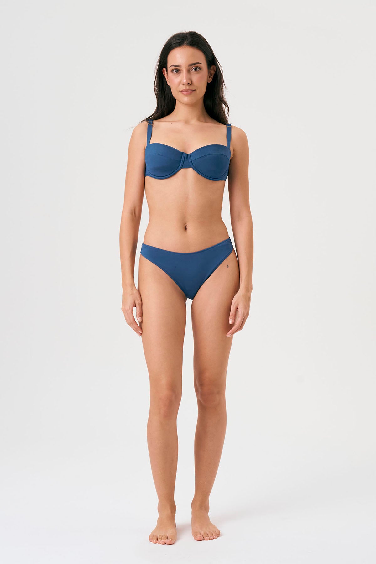 Bikini sostenible Bimba Aqua. Top balconette con aro y braguita clásica. Tejido reciclado ECONYL® en azul marino con acabado satinado. Elegante, cómodo y confeccionado éticamente en España.