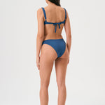 Bikini sostenible Bimba Aqua. Top balconette con aro y braguita clásica. Tejido reciclado ECONYL® en azul marino con acabado satinado. Elegante, cómodo y confeccionado éticamente en España.