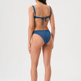 Bikini sostenible Bimba Aqua. Top balconette con aro y braguita clásica. Tejido reciclado ECONYL® en azul marino con acabado satinado. Elegante, cómodo y confeccionado éticamente en España.
