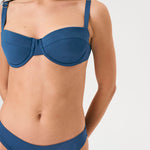 Bikini sostenible Bimba Aqua. Top balconette con aro y braguita clásica. Tejido reciclado ECONYL® en azul marino con acabado satinado. Elegante, cómodo y confeccionado éticamente en España.