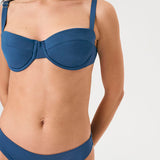 Bikini sostenible Bimba Aqua. Top balconette con aro y braguita clásica. Tejido reciclado ECONYL® en azul marino con acabado satinado. Elegante, cómodo y confeccionado éticamente en España.