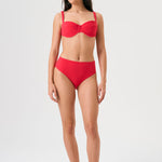 Bikini sostenible Bimba Berry High de CIRCU. Top balconette con aro, tirantes regulables y lazada trasera. Braga alta en color rojo cereza con textura atoallada. Tejido reciclado ECONYL®. Hecho éticamente en España.