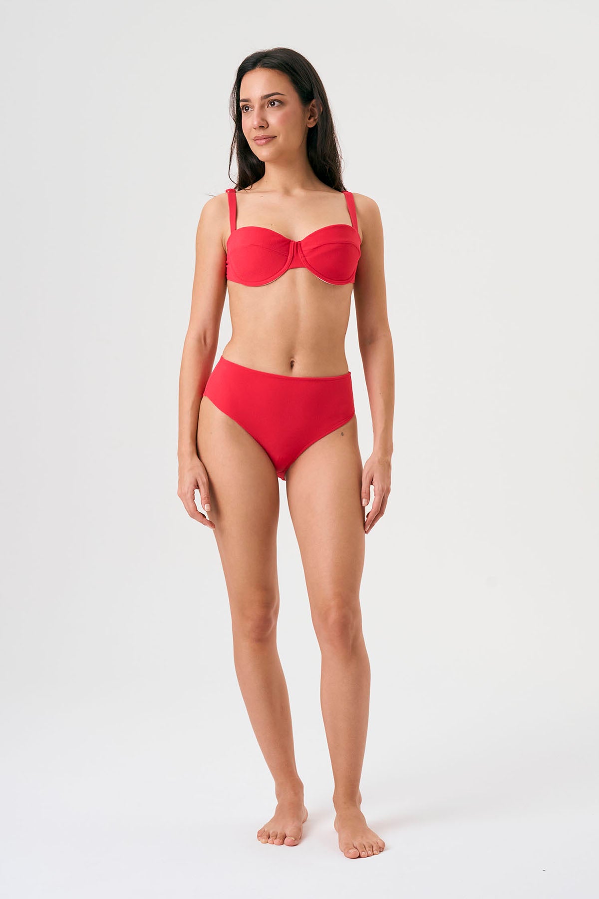 Bikini sostenible Bimba Berry High de CIRCU. Top balconette con aro, tirantes regulables y lazada trasera. Braga alta en color rojo cereza con textura atoallada. Tejido reciclado ECONYL®. Hecho éticamente en España.