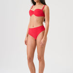 Bikini sostenible Bimba Berry High de CIRCU. Top balconette con aro, tirantes regulables y lazada trasera. Braga alta en color rojo cereza con textura atoallada. Tejido reciclado ECONYL®. Hecho éticamente en España.