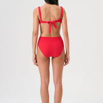 Bikini sostenible Bimba Berry High de CIRCU. Top balconette con aro, tirantes regulables y lazada trasera. Braga alta en color rojo cereza con textura atoallada. Tejido reciclado ECONYL®. Hecho éticamente en España.