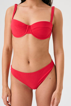 Bikini sostenible Bimba Berry. Top balconette con aro y braguita de corte clásico. Tejido reciclado ECONYL® en rojo cereza con textura atoallada. Diseño elegante y favorecedor hecho en España de forma ética.