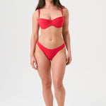 Bikini sostenible Bimba Mani Berry. Top balconette con aro y braguita brasileña. Tejido reciclado ECONYL® en rojo cereza con textura atoallada. Confeccionado en España bajo un modelo ético y artesanal.