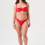 Bikini sostenible Bimba Mani Berry. Top balconette con aro y braguita brasileña. Tejido reciclado ECONYL® en rojo cereza con textura atoallada. Confeccionado en España bajo un modelo ético y artesanal.